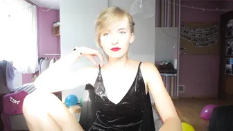 sunny_nicole lady performs a gorgeous striptease