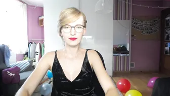 sunny_nicole lady performs a gorgeous striptease