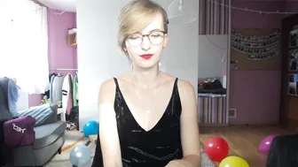 sunny_nicole lady performs a gorgeous striptease