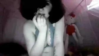 xx_buggy depraved beauty masturbates pussy