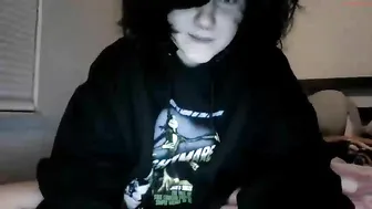 xx_buggy dildo fucks herself and teases the clit with a vibrator