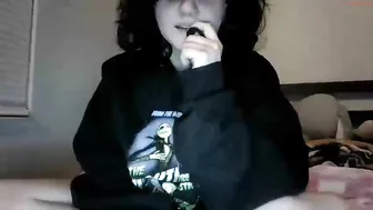 xx_buggy dildo fucks herself and teases the clit with a vibrator