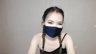 lottos_eye slut fucks the cap with his fingers