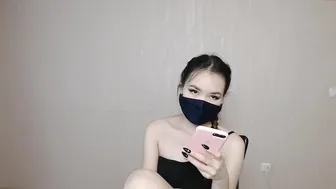 lottos_eye slut fucks the cap with his fingers