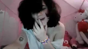 xx_buggy Olesya in a chair demonstrates a rich pussy masturbation