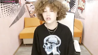 jia_honey shows chest