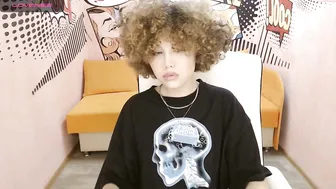 jia_honey shows chest