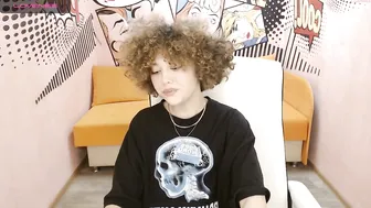 jia_honey shows chest