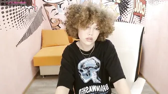 jia_honey shows chest