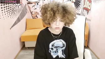 jia_honey shows chest