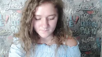 helen_lee crazy bitch fucks herself with fingers