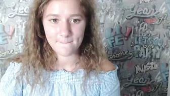 helen_lee crazy bitch fucks herself with fingers