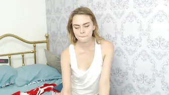 kim_roberts2 amazing babe jerking her shaved cunt