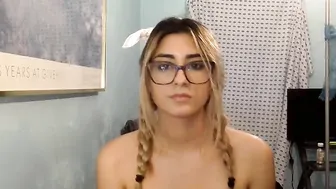 alicakes19 jerks off and gets an incredible orgasm