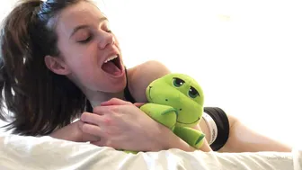 university liz onlyfans masturbating and playing with her pussy