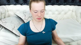 redhead_bomb Sexy hottie gently pulls pussy