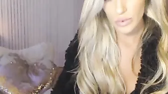 bambiii_babe Female in stockings rubs her clit with fingers