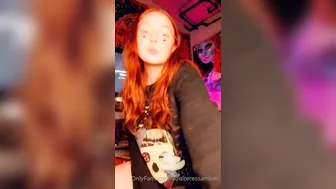 amber addis onlyfans spread her legs and caresses herself