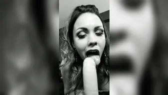 immeganlive onlyfans sexy hottie gently pulls pussy