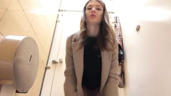 sweetiem onlyfans manyvids a woman with a wide pelvis gets shaved cunt