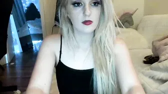 kweenflaxi myfreecams wonderful chick fingering both holes hard