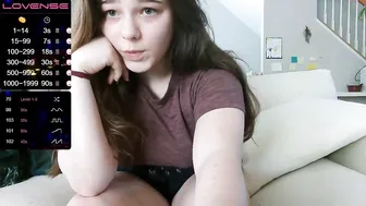 besseeee chaturbate gently pushes the toy in her pussy
