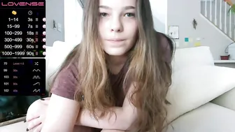 besseeee chaturbate gently pushes the toy in her pussy