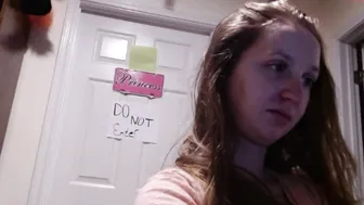 thekitkatkitten chaturbate busty woman chatting in chat