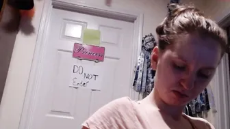 thekitkatkitten chaturbate busty woman chatting in chat