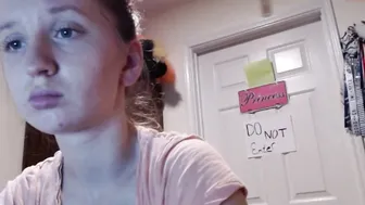 thekitkatkitten chaturbate graceful devil with her palm rubs her vagina