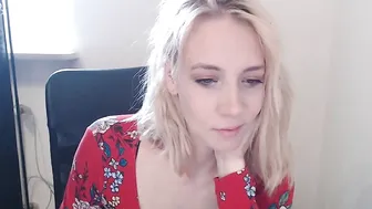 kimidrew chaturbate wonderful mother pulls the cap with her fingers