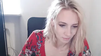 kimidrew chaturbate wonderful mother pulls the cap with her fingers