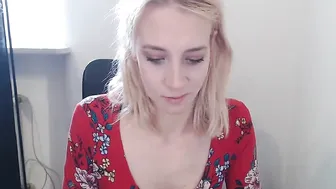 kimidrew chaturbate wonderful mother pulls the cap with her fingers