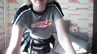 wunvmw chaturbate gorgeous lady caresses shaved vagina