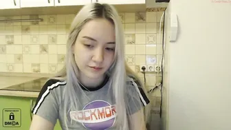 wunvmw chaturbate petite babe gently masturbates cunt