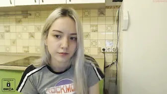 wunvmw chaturbate petite babe gently masturbates cunt