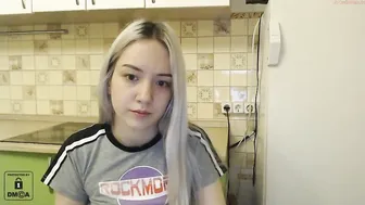 wunvmw chaturbate petite babe gently masturbates cunt