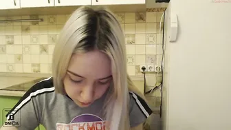 wunvmw chaturbate petite babe gently masturbates cunt