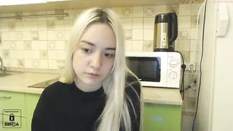 wunvmw chaturbate tearing her tender pussy