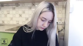 wunvmw chaturbate beautiful maid masturbating cunt