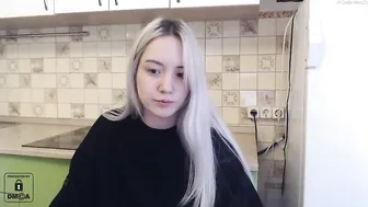 wunvmw chaturbate beautiful maid masturbating cunt