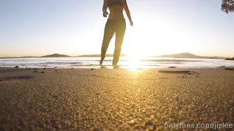 jiz lee onlyfans big ass blonde in stockings twisting her ass