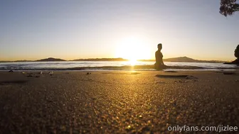 jiz lee onlyfans big ass blonde in stockings twisting her ass