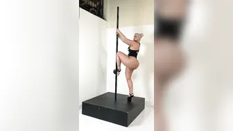 thejuliecash onlyfans slut fingers her pussy