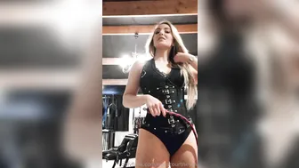 miss courtney onlyfans sweet chick fucks both holes