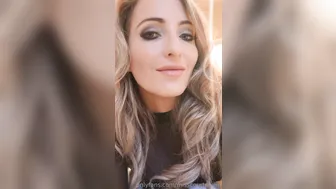 miss courtney onlyfans full skin pulls the cap with a phallus