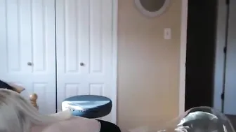 karut18 Busty chick fucks her cunt with a strap-on