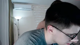 1twothreecum jerking off the clit on the bed