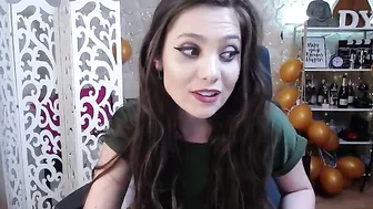 dylightful Pretty lady pulls pussy in the bath