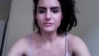 kelilah95 Attractive lady bares boobs